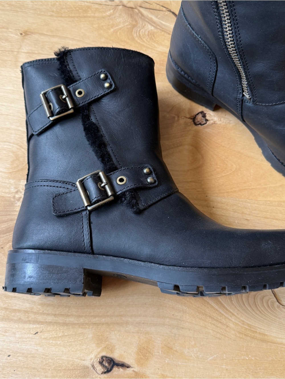 UGG AUSTRALIA BLACK LEATHER MOTO BOOTS W 9.5 LUG SOLE BUCKLE DETAIL SN 1019073 - Picture 5 of 11